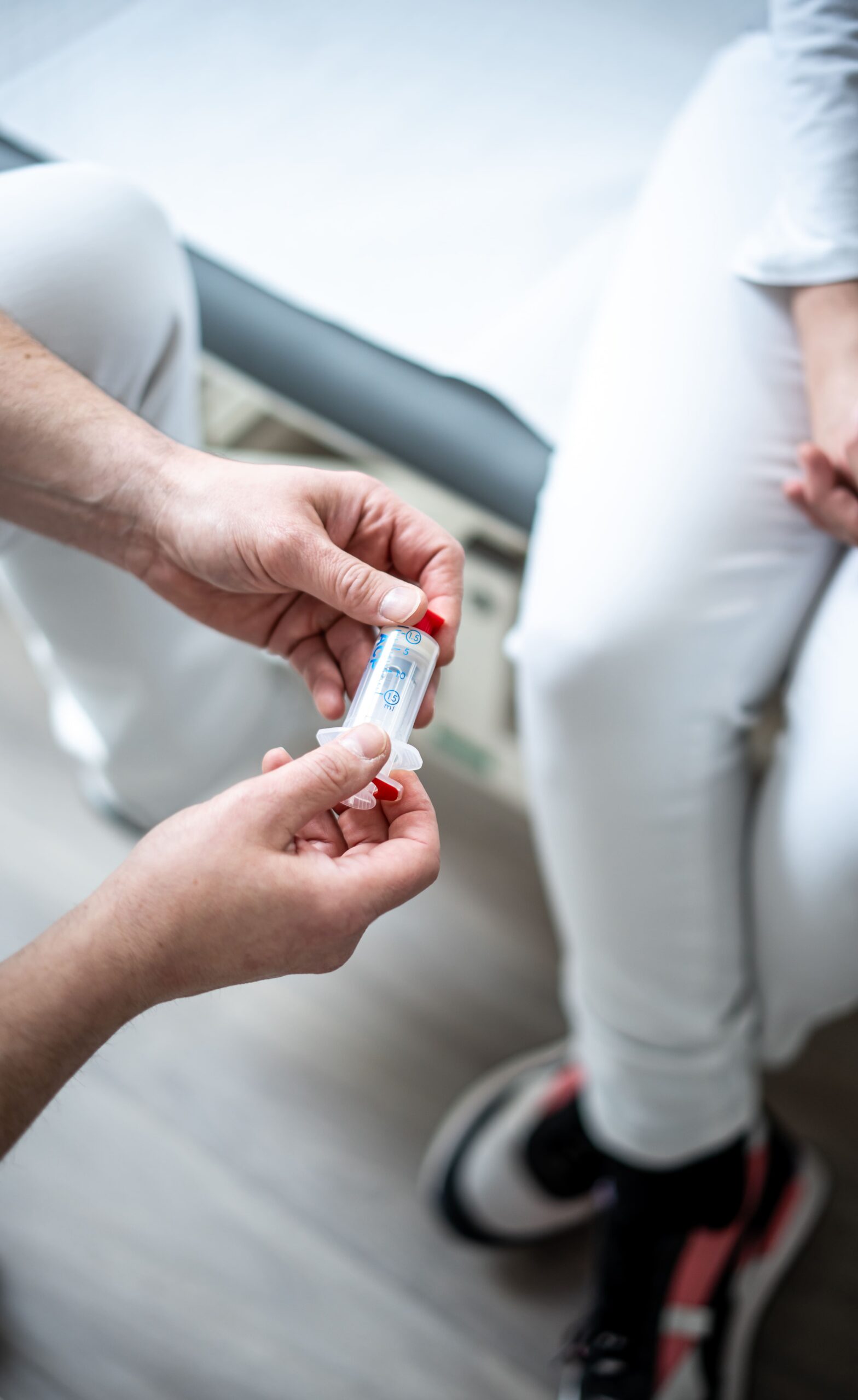 Eigenblutentnahme für die ACP-Therapie bei Gelenkschmerzen