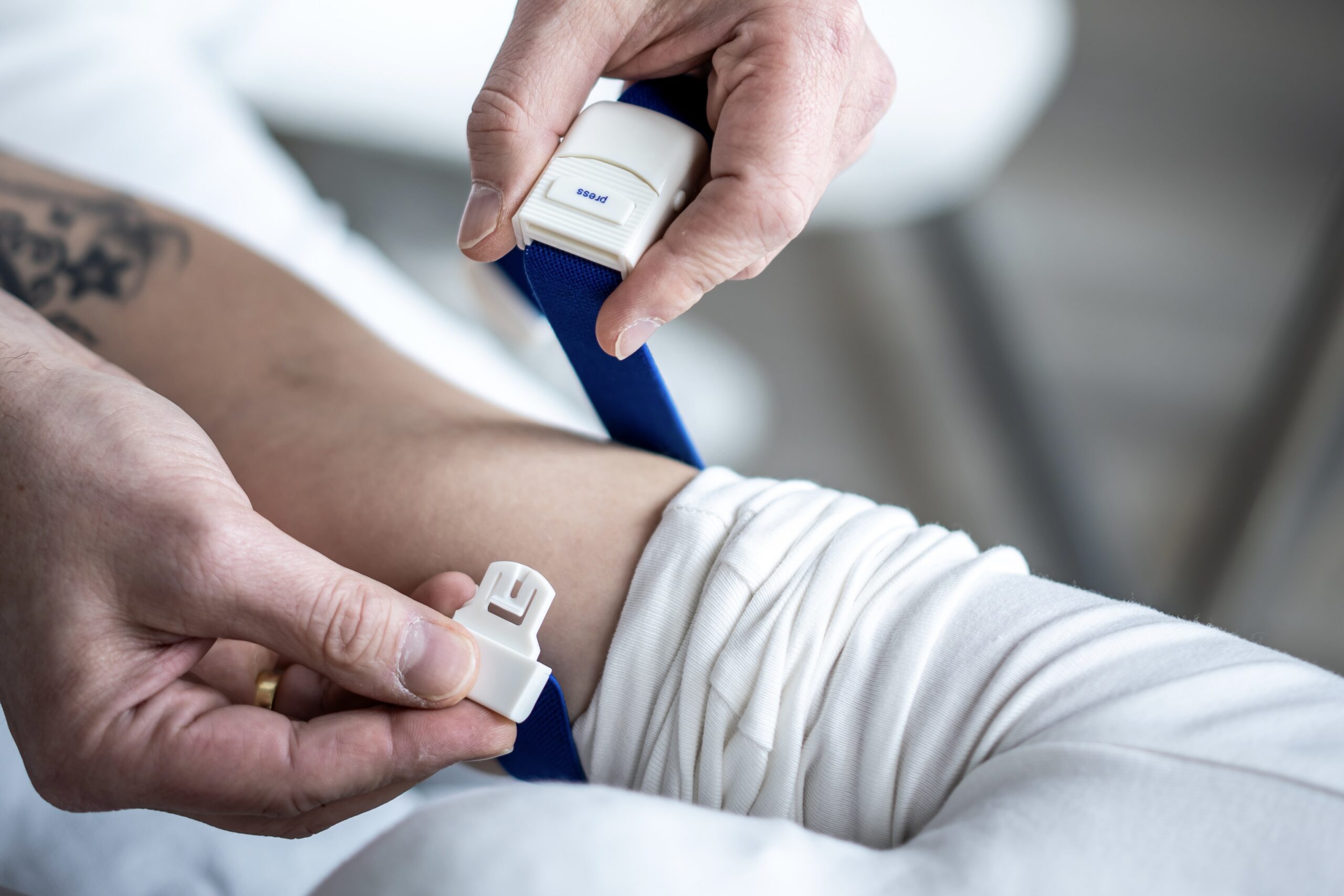 Eigenblutentnahme für die ACP-Therapie bei Gelenkschmerzen