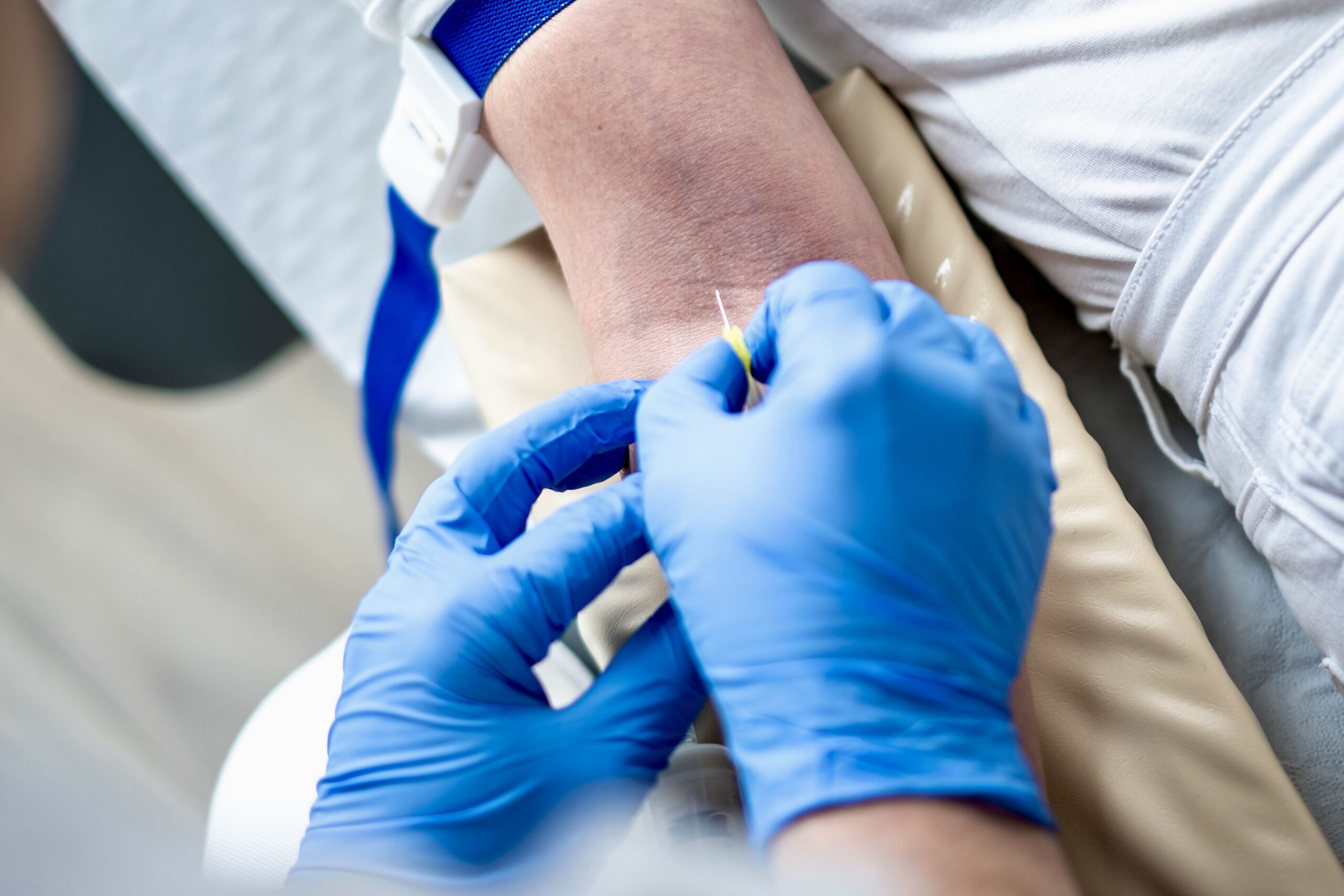 Blutentnahme für die PRP-Behandlung bei Kniearthrose