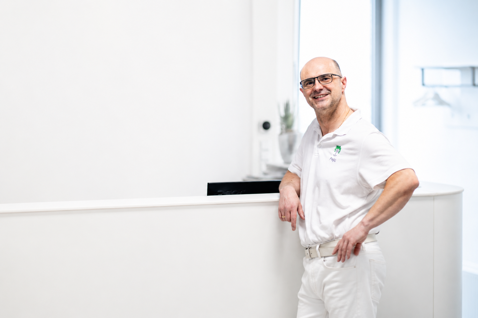 Predrag Pejic am Empfang seiner orthopädischen Praxis in Wiesloch