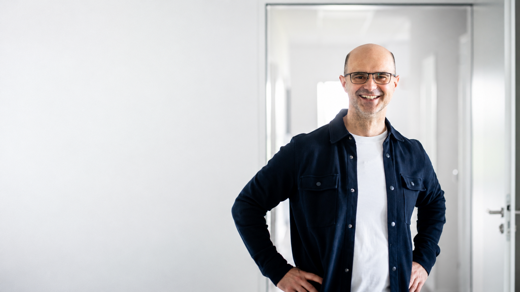 Predrag Pejic im Flur der Orthopädie-Praxis Orthopred in Wiesloch