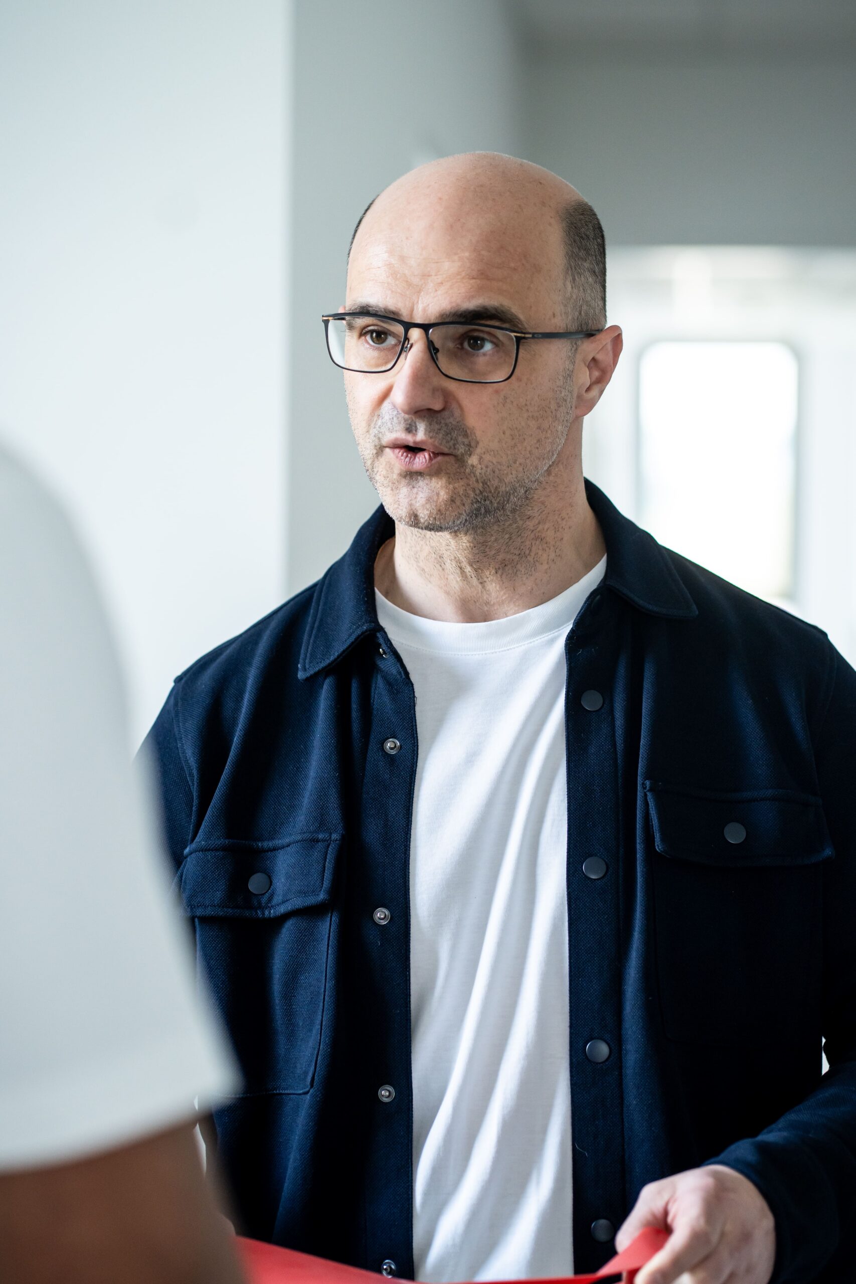 Predrag Pejic im Patientengespräch in der Praxis Orthopred