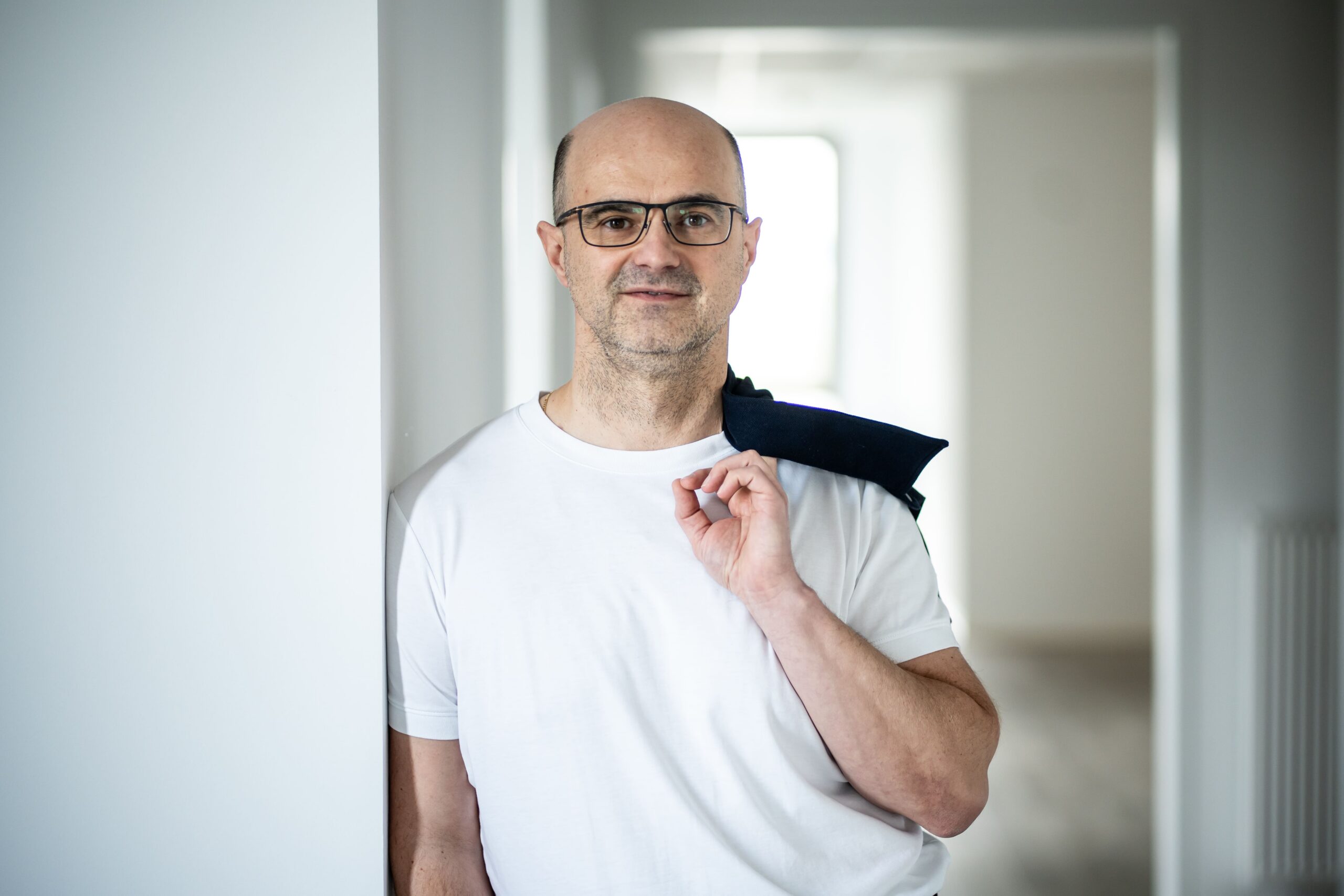 Predrag Pejic im Flur der Orthopädie-Praxis Orthopred in Wiesloch
