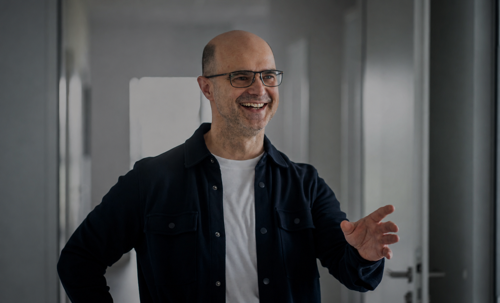 Predrag Pejic im Flur der Orthopädie-Praxis Orthopred in Wiesloch