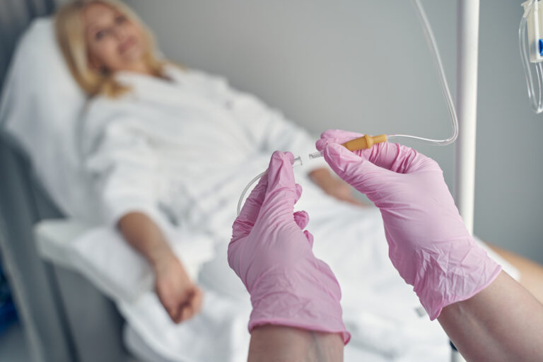 Vergleich von NAD+ Infusion und NMN-Kapseln auf einem Tisch in einer Praxis in Wiesloch