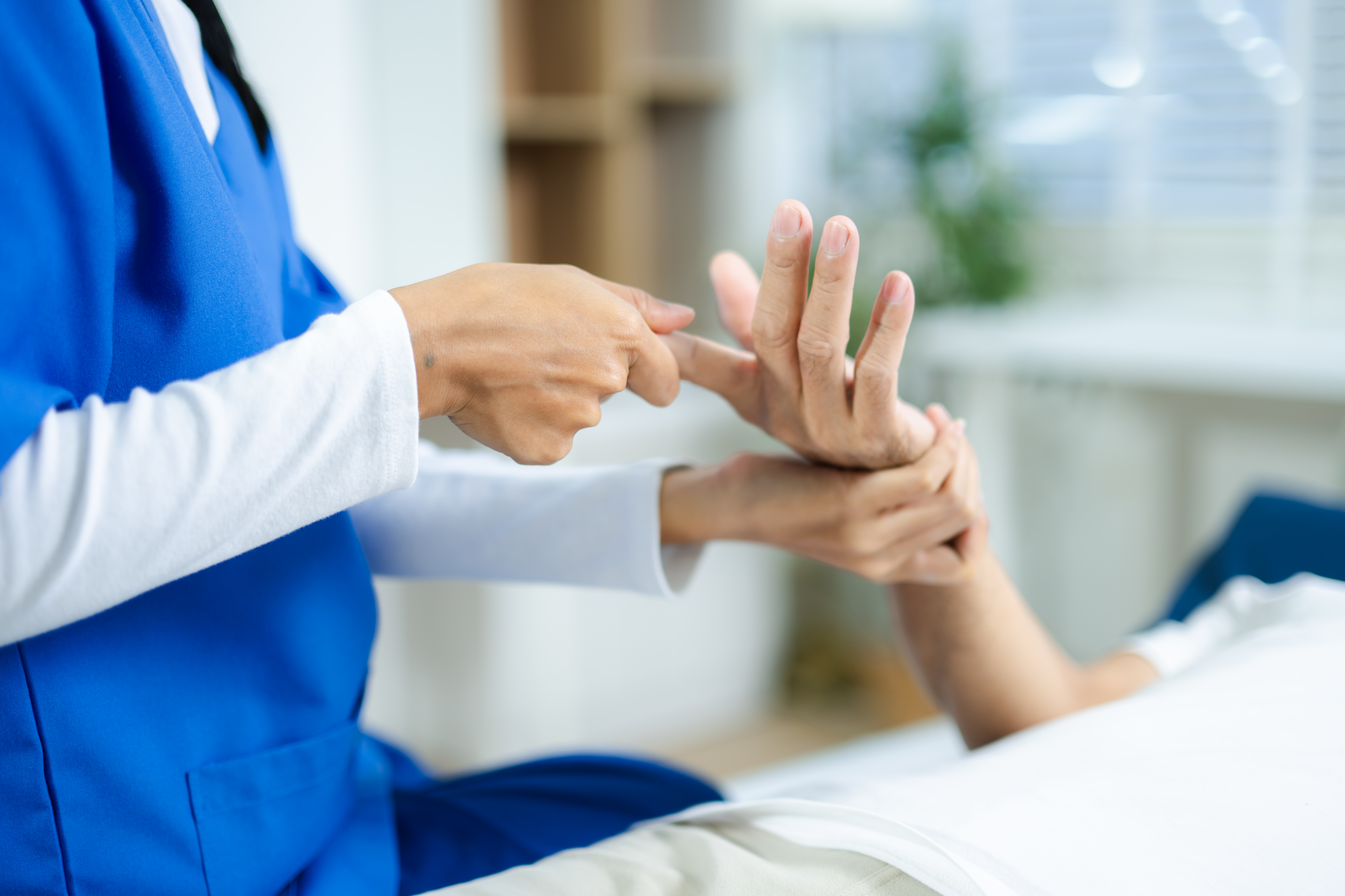 Untersuchung des Daumensattelgelenks bei Rhizarthrose in einer orthopädischen Praxis in Wiesloch