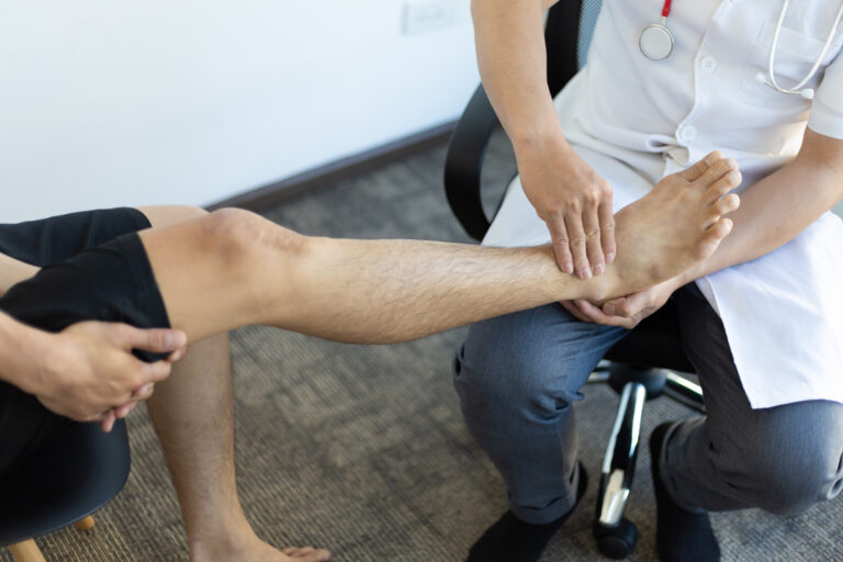 Untersuchung des oberen Sprunggelenks bei Arthrose in einer orthopädischen Praxis in Wiesloch