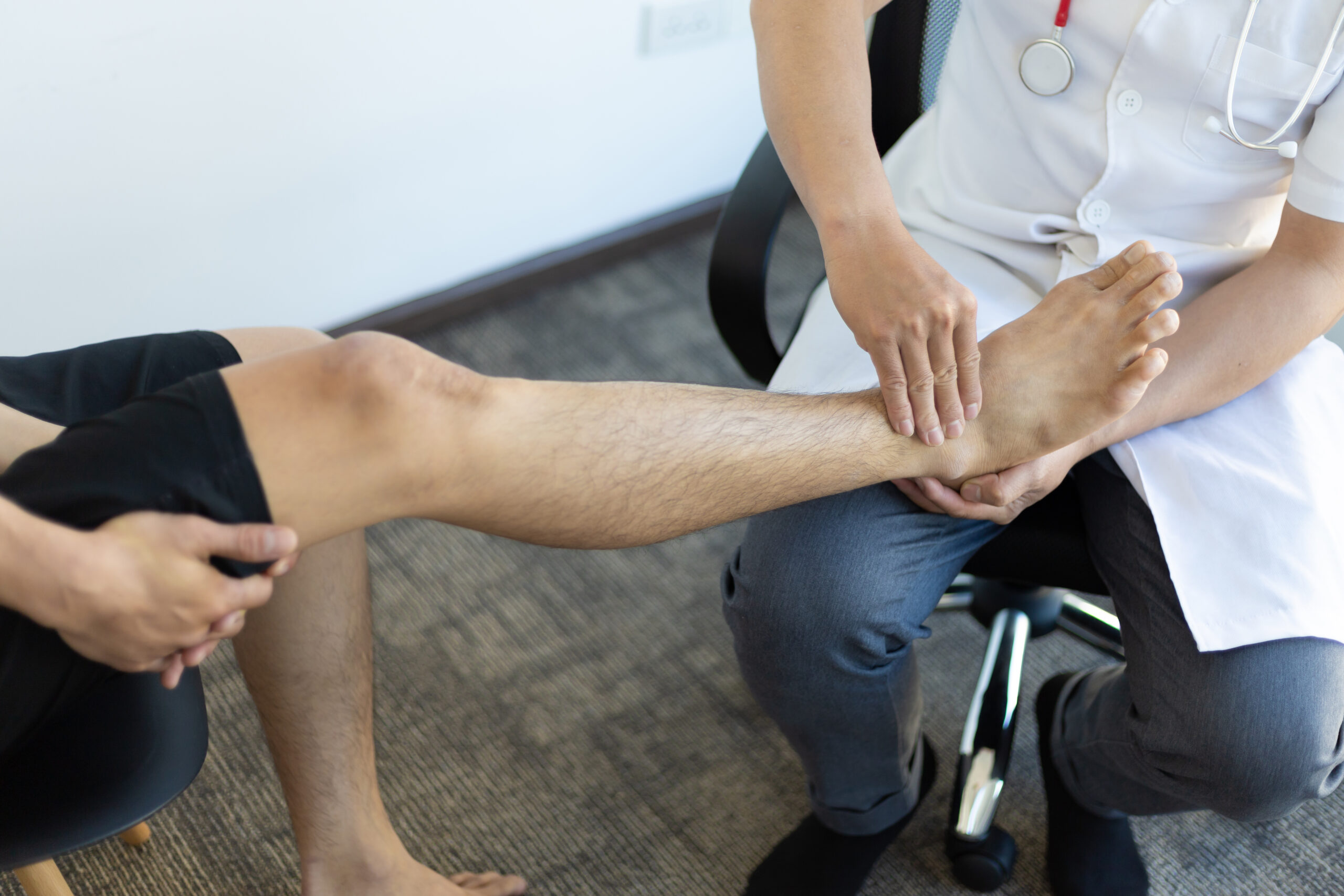 Untersuchung des oberen Sprunggelenks bei Arthrose in einer orthopädischen Praxis in Wiesloch