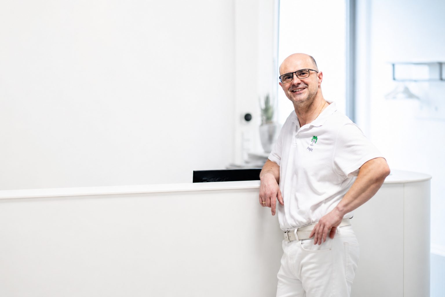 Predrag Pejic am Empfang seiner orthopädischen Praxis in Wiesloch